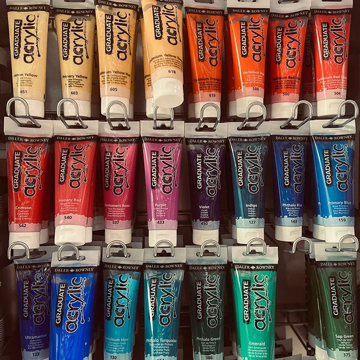 Mur de tubes de peinture acrylique colorés au magasin